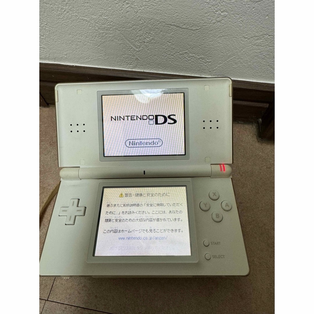 ニンテンドーDS Lite ホワイト本体、取り扱い説明書 エンタメ/ホビーのゲームソフト/ゲーム機本体(携帯用ゲーム機本体)の商品写真