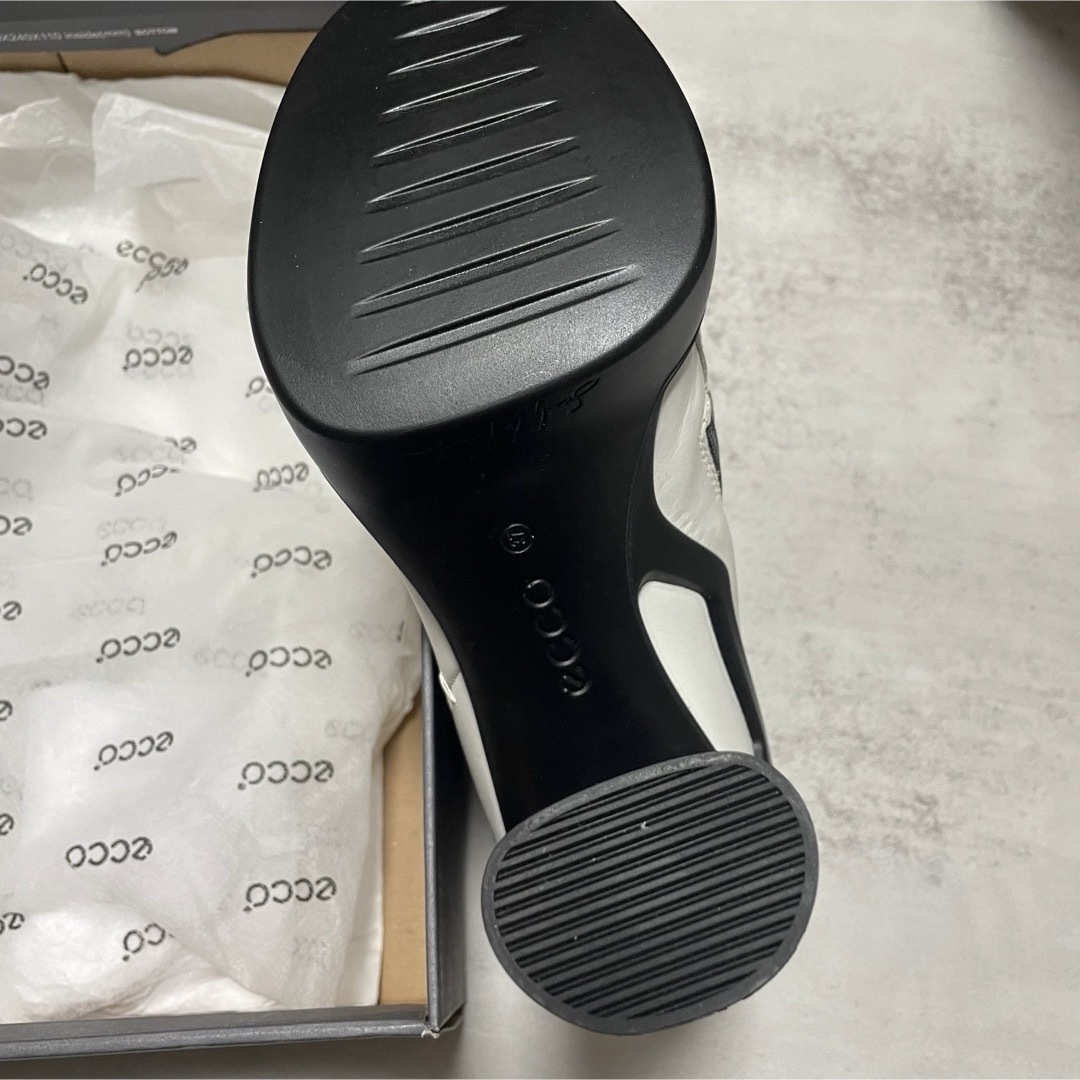 ECCO(エコー)の新品未使用♡ECCO 本革ジップアップショートブーツ37 白色 ヒール　ホワイト レディースの靴/シューズ(ブーツ)の商品写真
