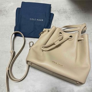 コールハーン(Cole Haan)のCOLE HAANレザースモールバケットバッグ アイボリー ショルダー付き(ショルダーバッグ)