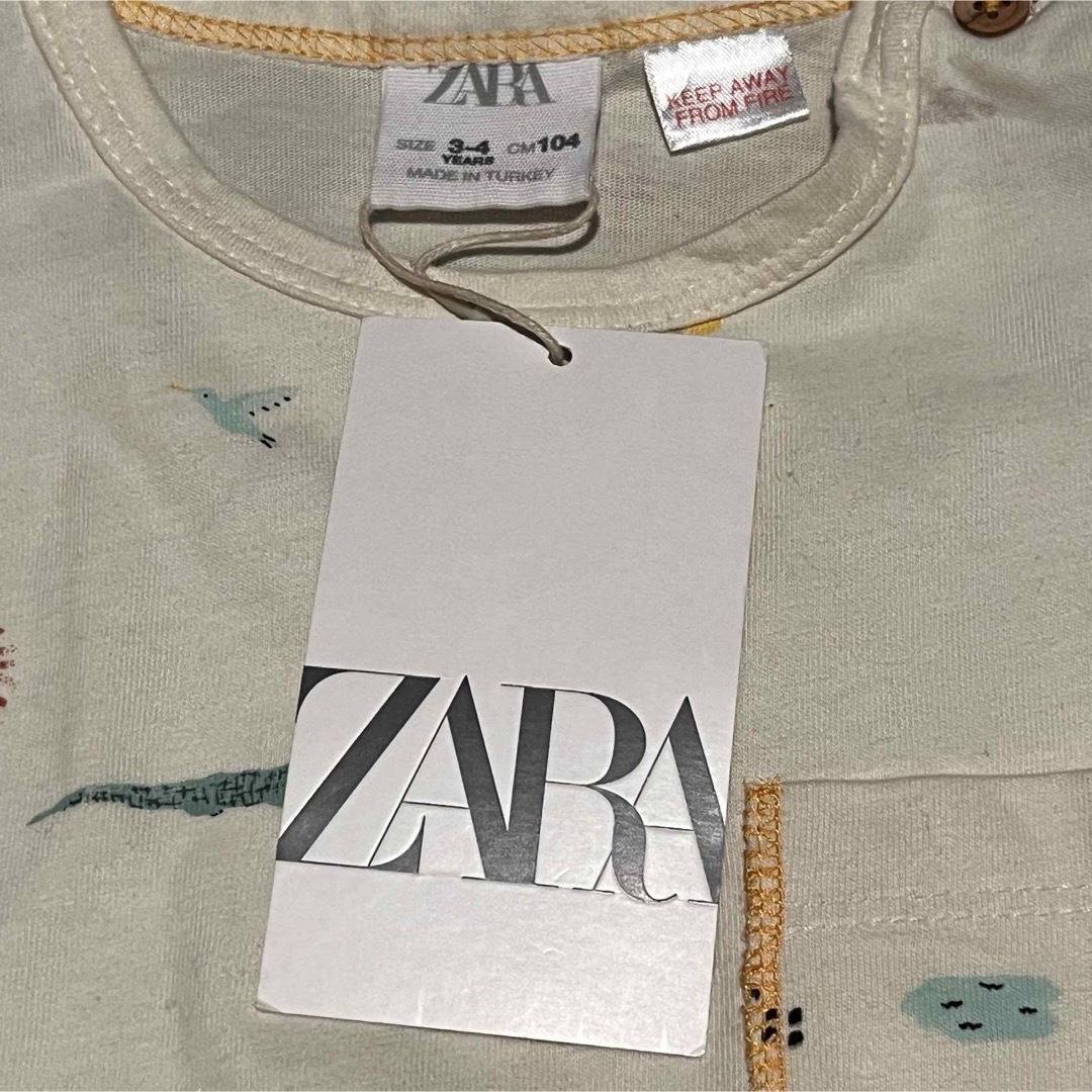 ZARA KIDS(ザラキッズ)のbaiya110男の子ボーイズTシャツ半袖恐竜ザラ新品未使用動物アニマル白黄色 キッズ/ベビー/マタニティのキッズ服男の子用(90cm~)(Tシャツ/カットソー)の商品写真