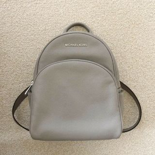 マイケルコース(Michael Kors)の【MICHAEL KORS】レザー ロゴ バックパック リュック　グレー(リュック/バックパック)