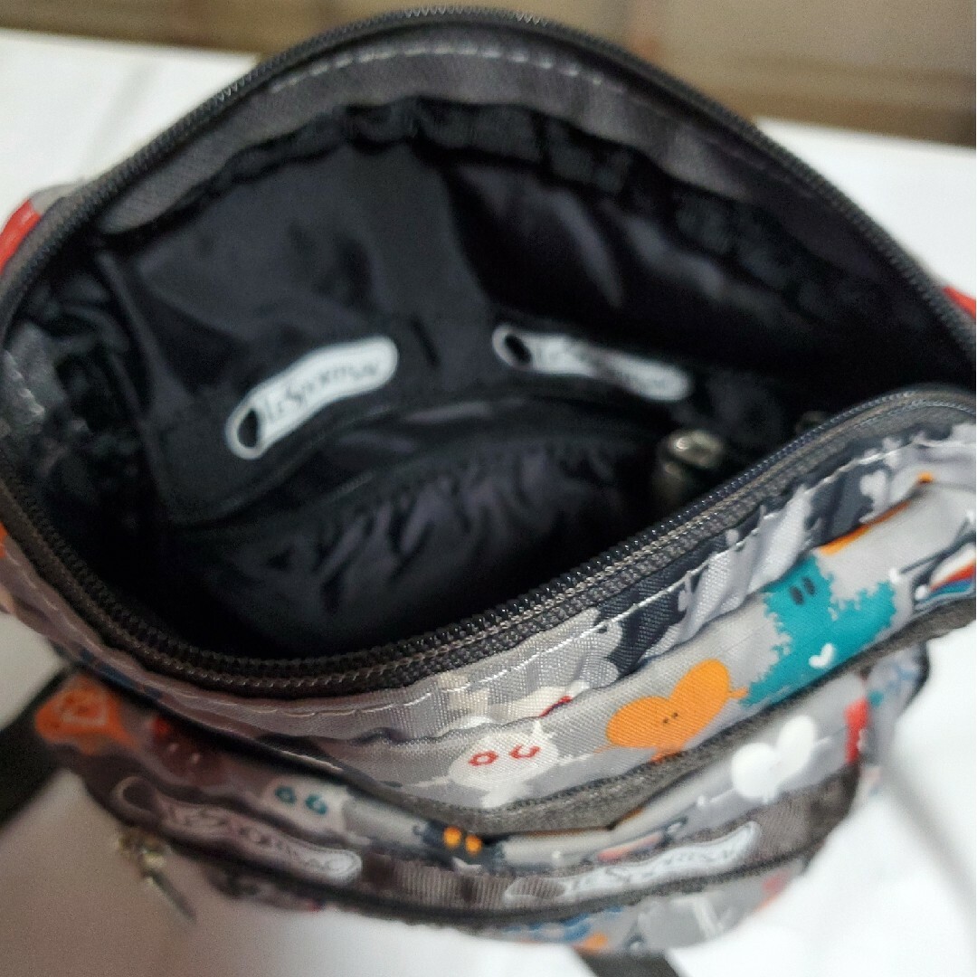 LeSportsac(レスポートサック)の新品に近い美品LeSportsacミニ ショルダーバッグ、ロボット柄グレ- レディースのバッグ(ショルダーバッグ)の商品写真