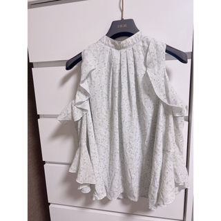 ミシェルマカロン(michellMacaron)の👚ミシェルマカロン：新品 肩空き花柄トップス(カットソー(半袖/袖なし))