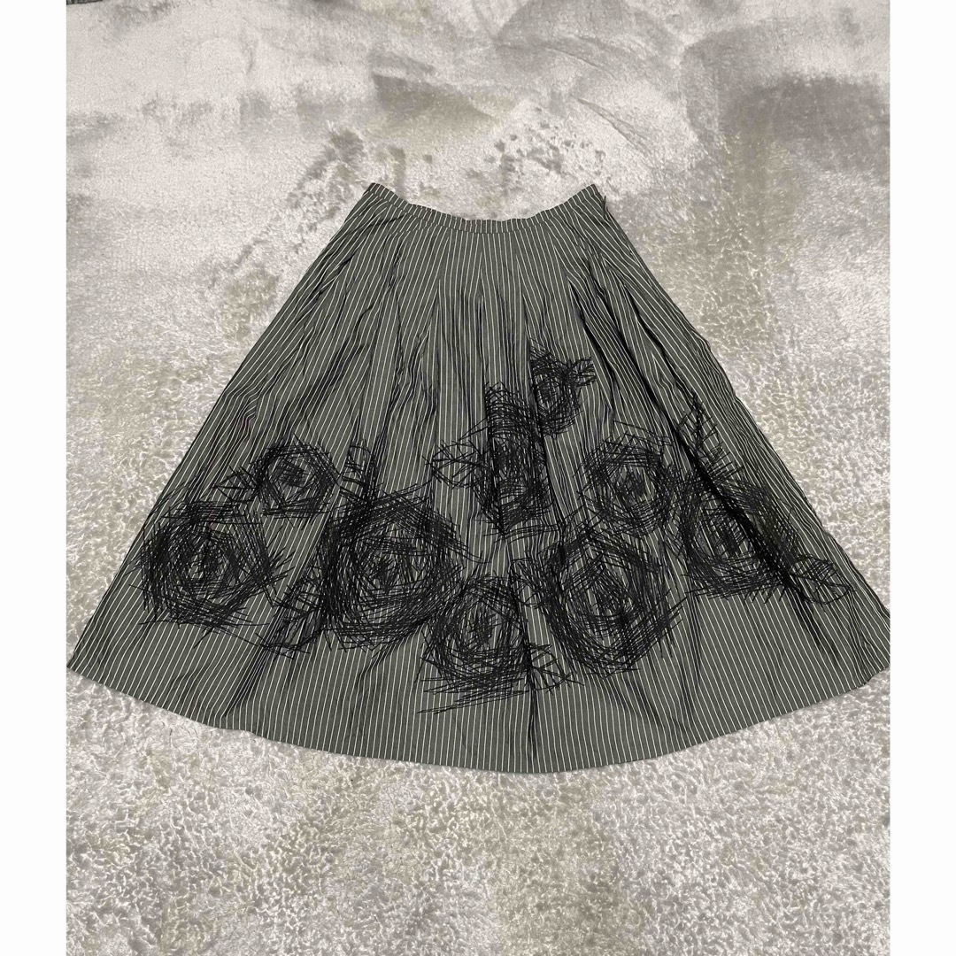 KEIKO SUZUKI COLLECTION(ケイコスズキコレクション)の美品 un peu. KEIKO SUZUKI フレアスカート手書きバラ柄日本製 レディースのスカート(ひざ丈スカート)の商品写真