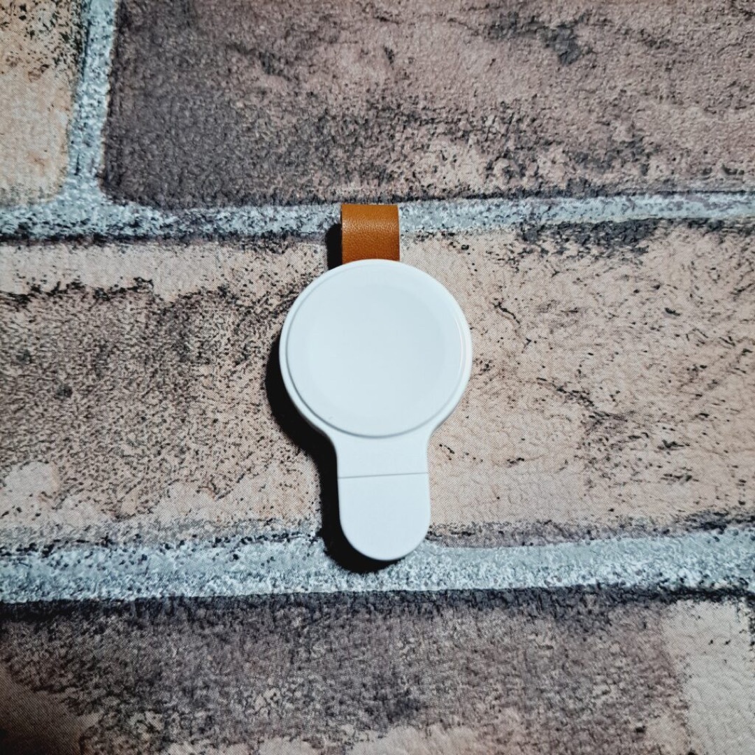 Apple Watch充電器　ワイヤレス　ホワイト   スマホ/家電/カメラのスマートフォン/携帯電話(バッテリー/充電器)の商品写真