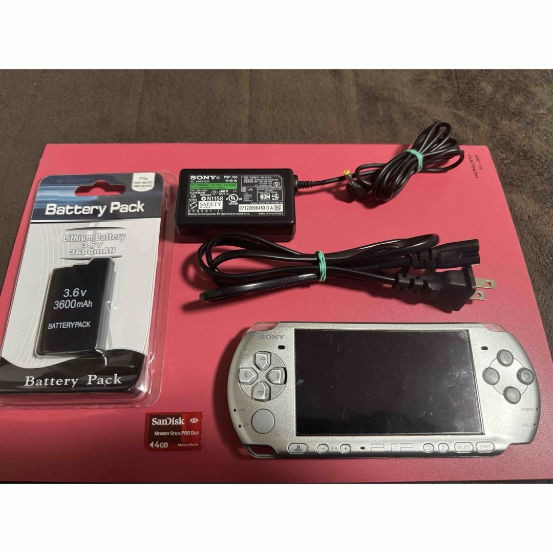 PlayStation Portable(プレイステーションポータブル)のPSP-3000   シルバー　1番 エンタメ/ホビーのゲームソフト/ゲーム機本体(携帯用ゲーム機本体)の商品写真