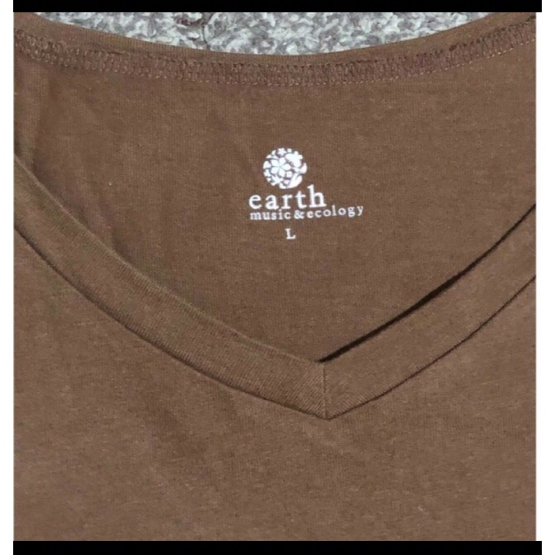 earth music & ecology(アースミュージックアンドエコロジー)の◉ earth music &ecology   VネックTシャツ茶系 レディースのトップス(Tシャツ(半袖/袖なし))の商品写真