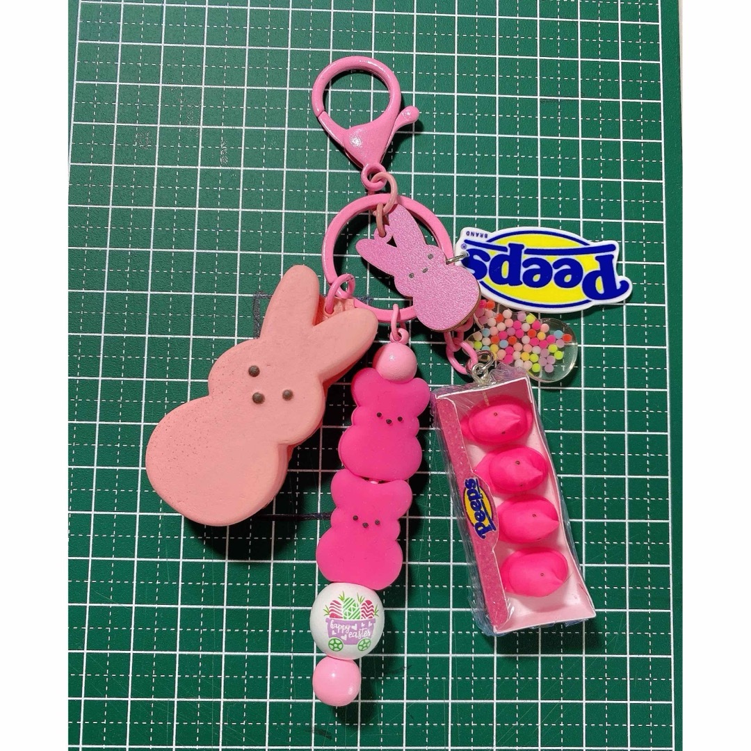 ピープスじゃらじゃらキーホルダーピンク ハンドメイドのアクセサリー(キーホルダー/ストラップ)の商品写真