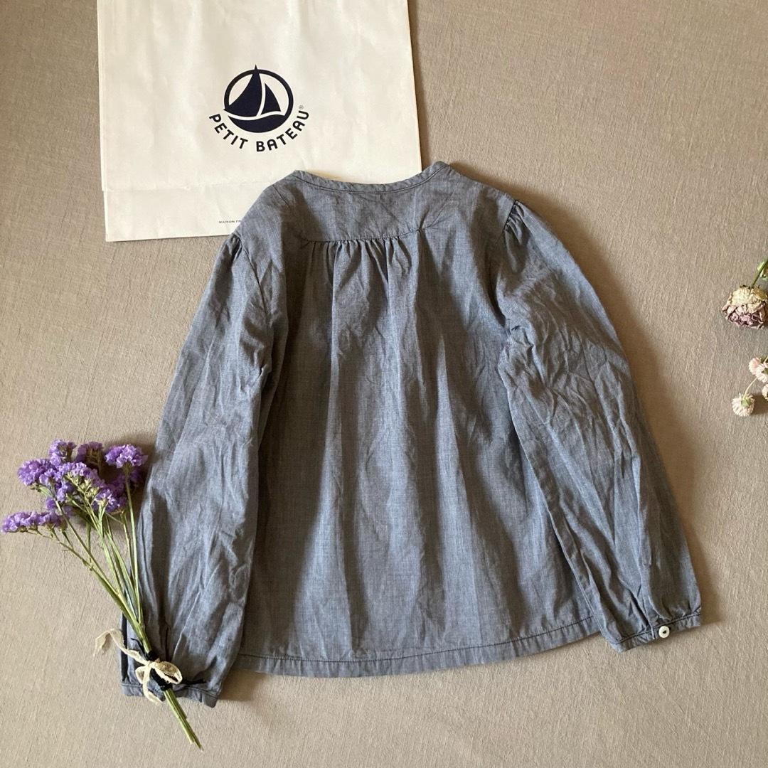 PETIT BATEAU(プチバトー)のプチバトー⁂ ヨーク切り替え ギャザーシャンブレーブラウス114 キッズ/ベビー/マタニティのキッズ服女の子用(90cm~)(ブラウス)の商品写真