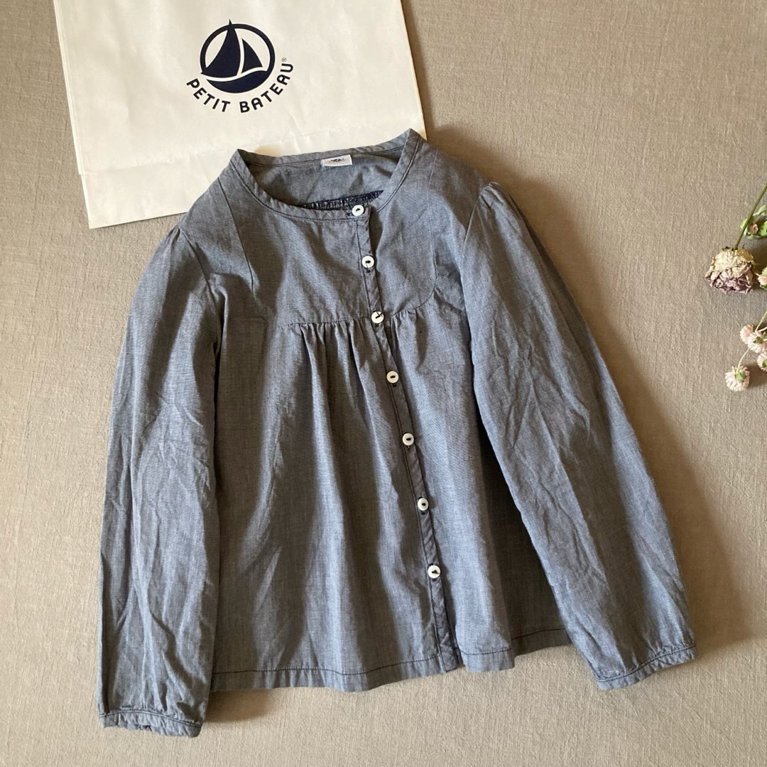 PETIT BATEAU(プチバトー)のプチバトー⁂ ヨーク切り替え ギャザーシャンブレーブラウス114 キッズ/ベビー/マタニティのキッズ服女の子用(90cm~)(ブラウス)の商品写真