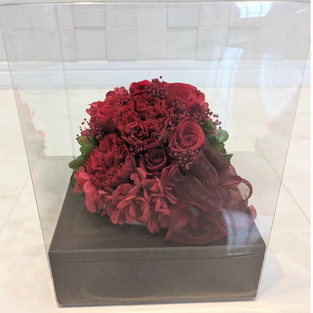 プリザーブドフラワーアレンジメント　赤バラとカーネーション　クリアケース付き ハンドメイドのフラワー/ガーデン(プリザーブドフラワー)の商品写真
