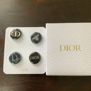 クリスチャンディオール(Christian Dior)のクリスチャンディオール　　ピンバッジ　　4種　非売品‼️(ブローチ/コサージュ)