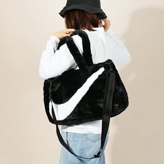 ナイキ(NIKE)のNIKE ナイキ ビッグスウォッシュ ロゴ フェイクファー バッグ 10L(トートバッグ)