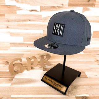 ニューエラー(NEW ERA)の超激レア【ニューエラ×FPAR】限定コラボ スクエアロゴ キャップ グレー×黒(キャップ)