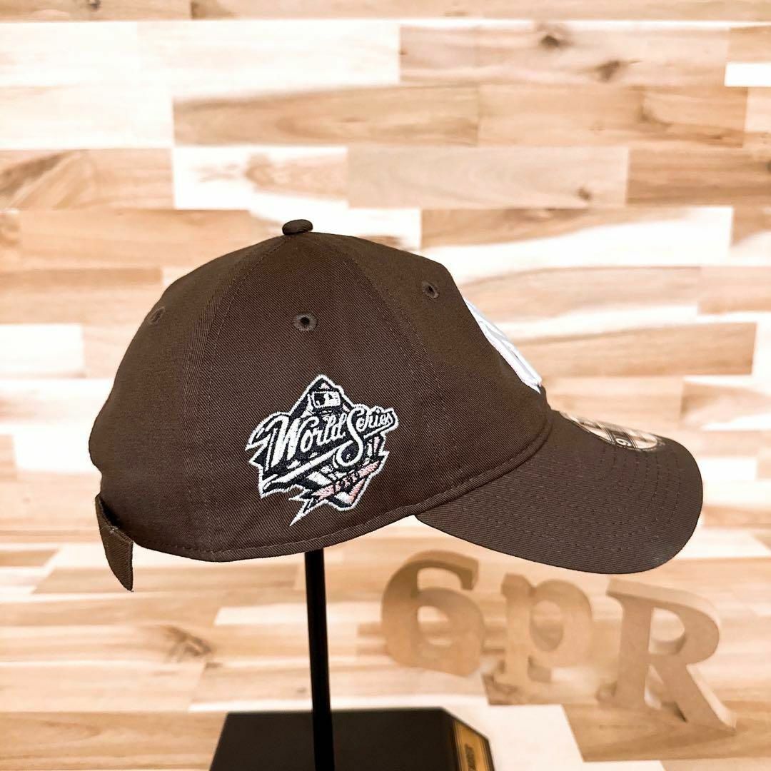 NEW ERA(ニューエラー)の春色【ニューエラ×ヤンキース】WS 1999パッチ キャップ ツバ裏ピンク 茶 メンズの帽子(キャップ)の商品写真