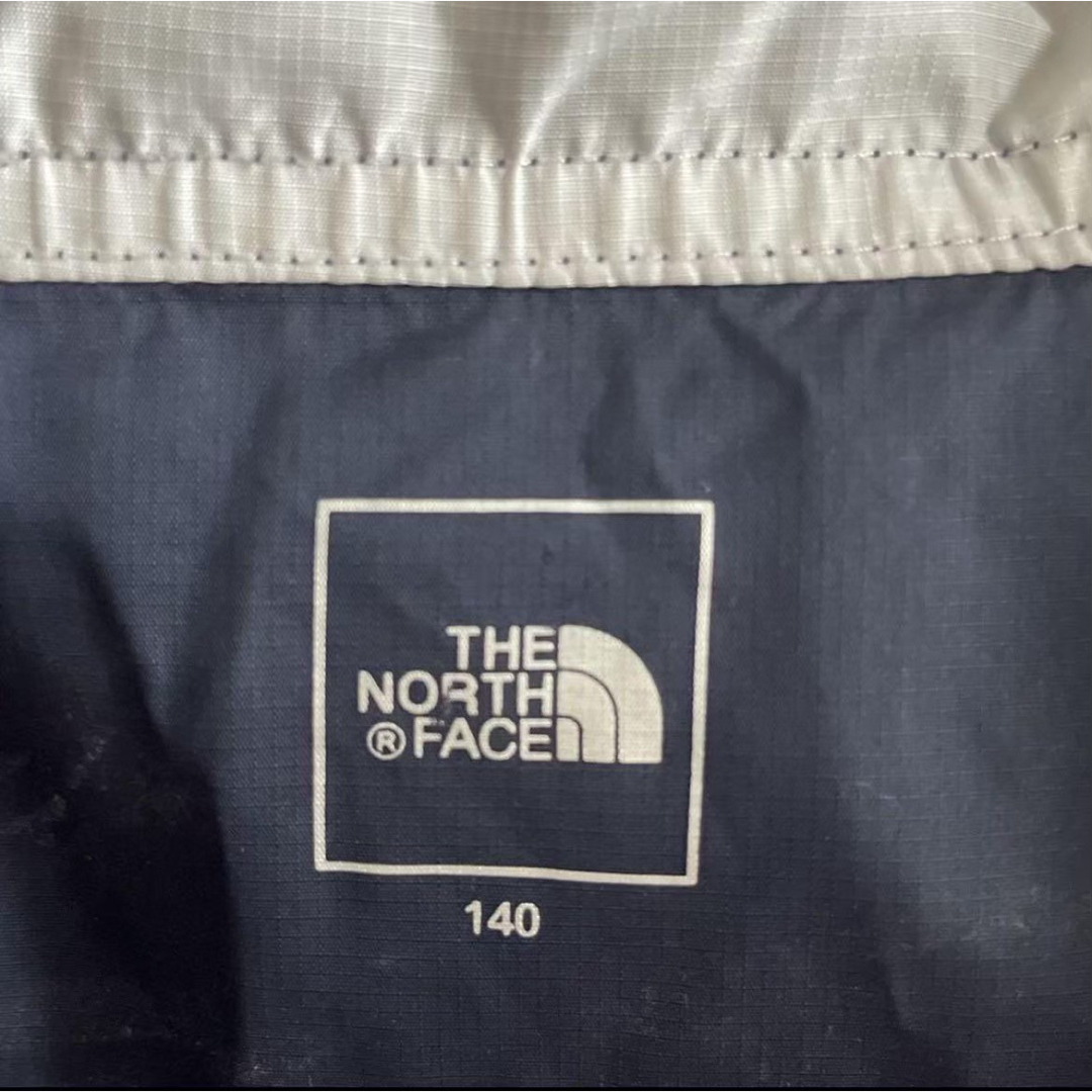 THE NORTH FACE(ザノースフェイス)のノースフェイス　ナイロンジャケット　ネイビー×ホワイト　キッズ140 キッズ/ベビー/マタニティのキッズ服男の子用(90cm~)(ジャケット/上着)の商品写真