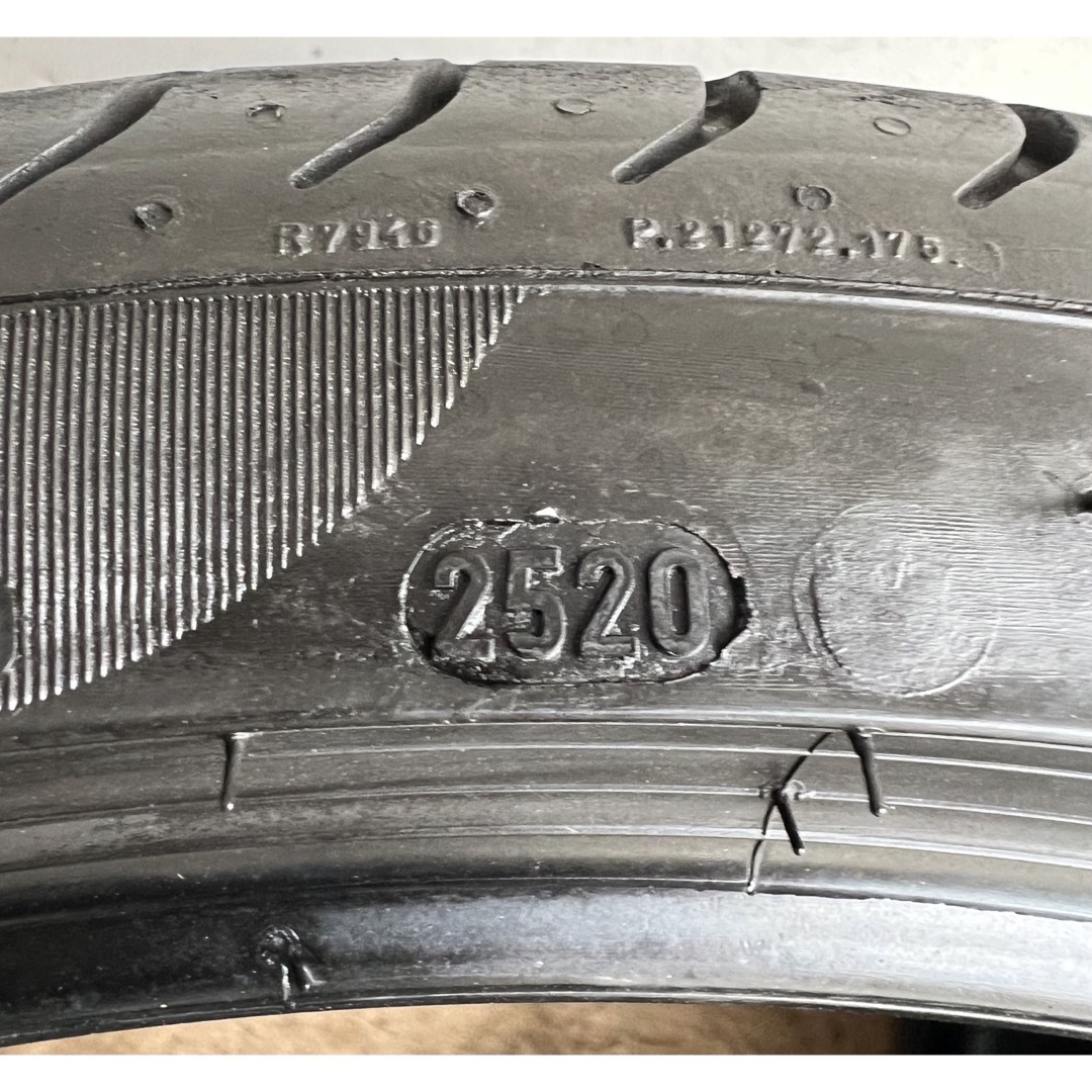 ピレリ(ピレリ)の送料込み245/35ZR20 PIRELLI P ZERO 2本セット 自動車/バイクの自動車(タイヤ)の商品写真