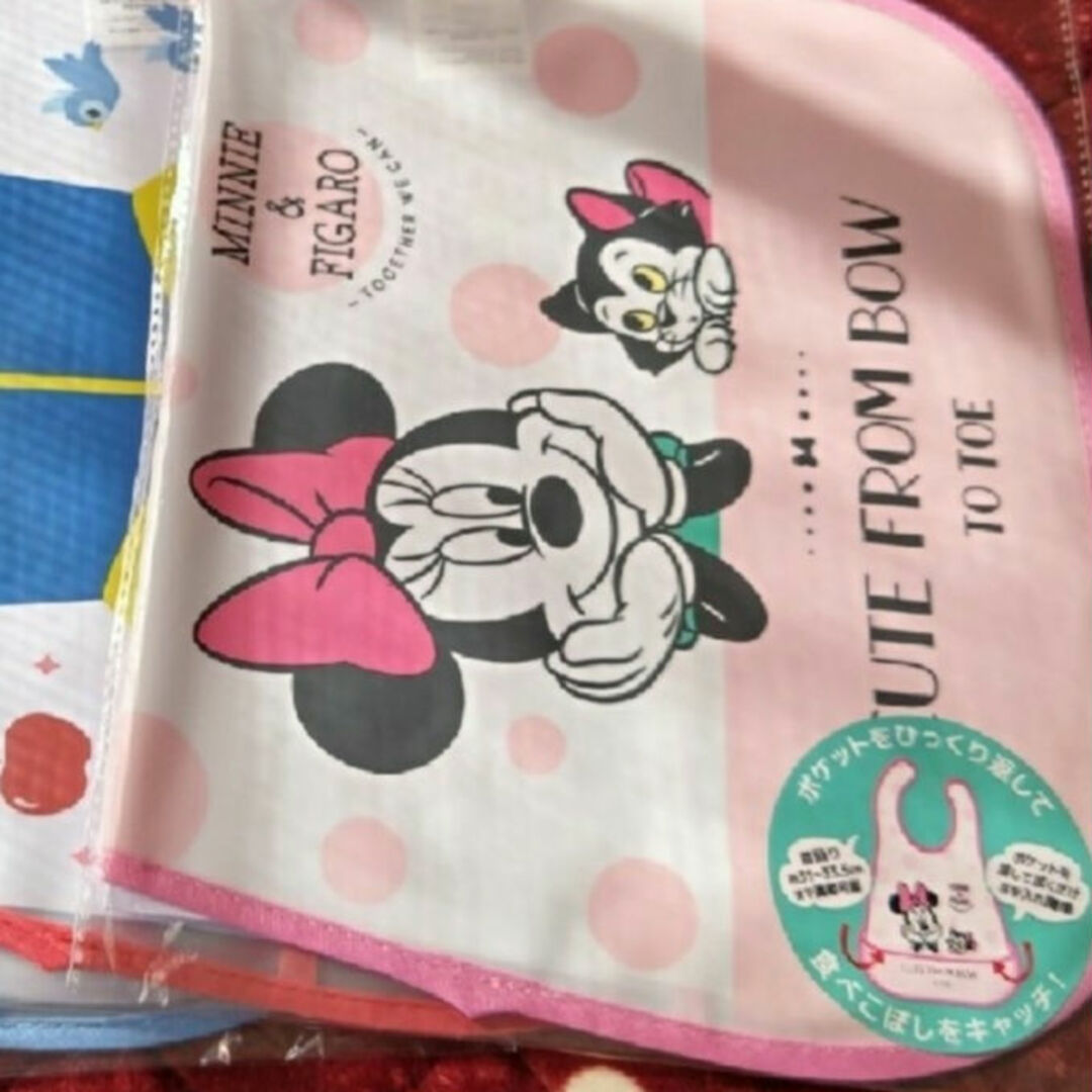 Disney(ディズニー)のまーひる様専用　　ディズニーお食事エプロン1枚　ミニーちゃん キッズ/ベビー/マタニティの授乳/お食事用品(お食事エプロン)の商品写真