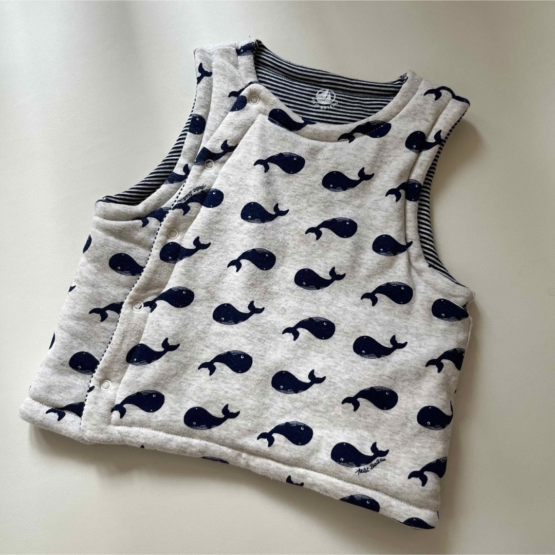 PETIT BATEAU(プチバトー)のリバーシブル　プリントベスト　18m 81cm キッズ/ベビー/マタニティのベビー服(~85cm)(ジャケット/コート)の商品写真