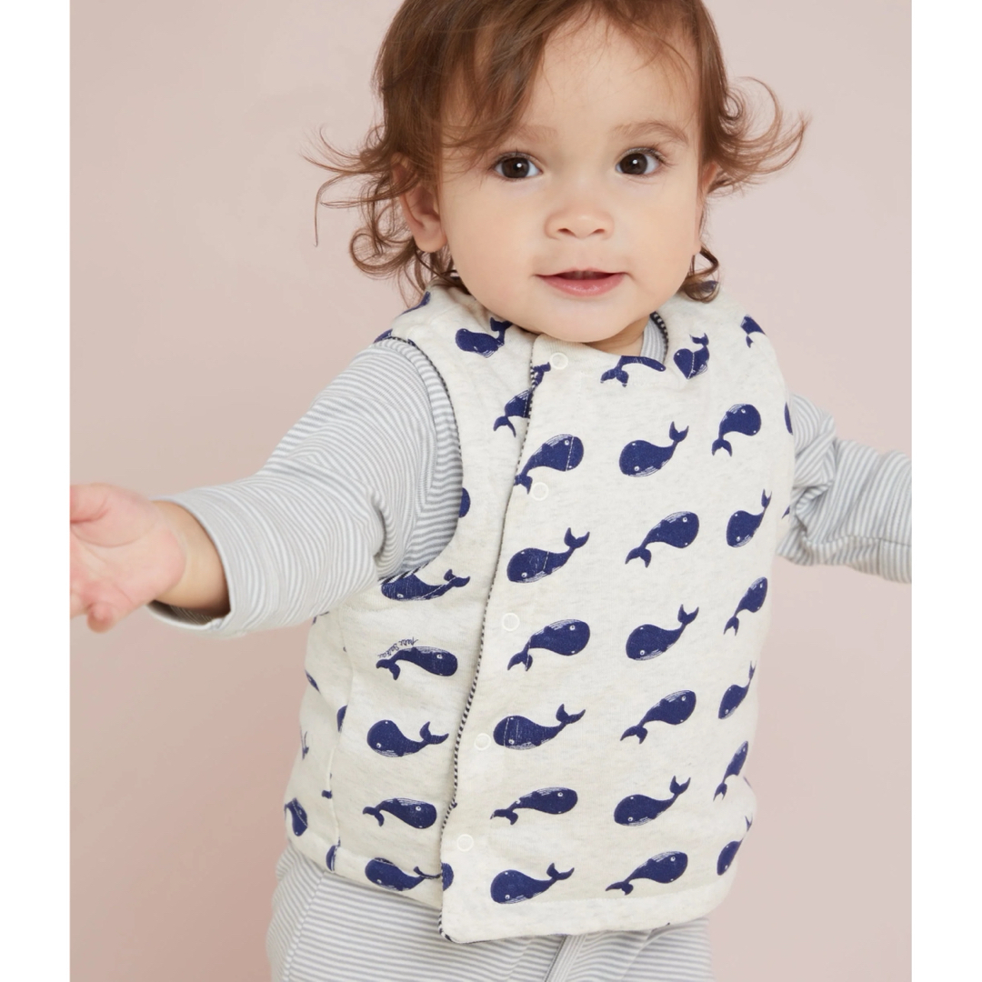 PETIT BATEAU(プチバトー)のリバーシブル　プリントベスト　18m 81cm キッズ/ベビー/マタニティのベビー服(~85cm)(ジャケット/コート)の商品写真