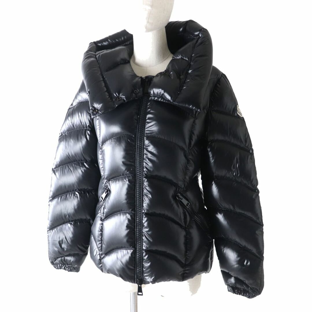 MONCLER(モンクレール)の極美品★MONCLER モンクレール AKEBIA アケビア ロゴワッペン・フード付 ZIP UP ダウンジャケット ブラック 黒 2 ハンガー・ガーメント付 レディースのジャケット/アウター(ダウンジャケット)の商品写真