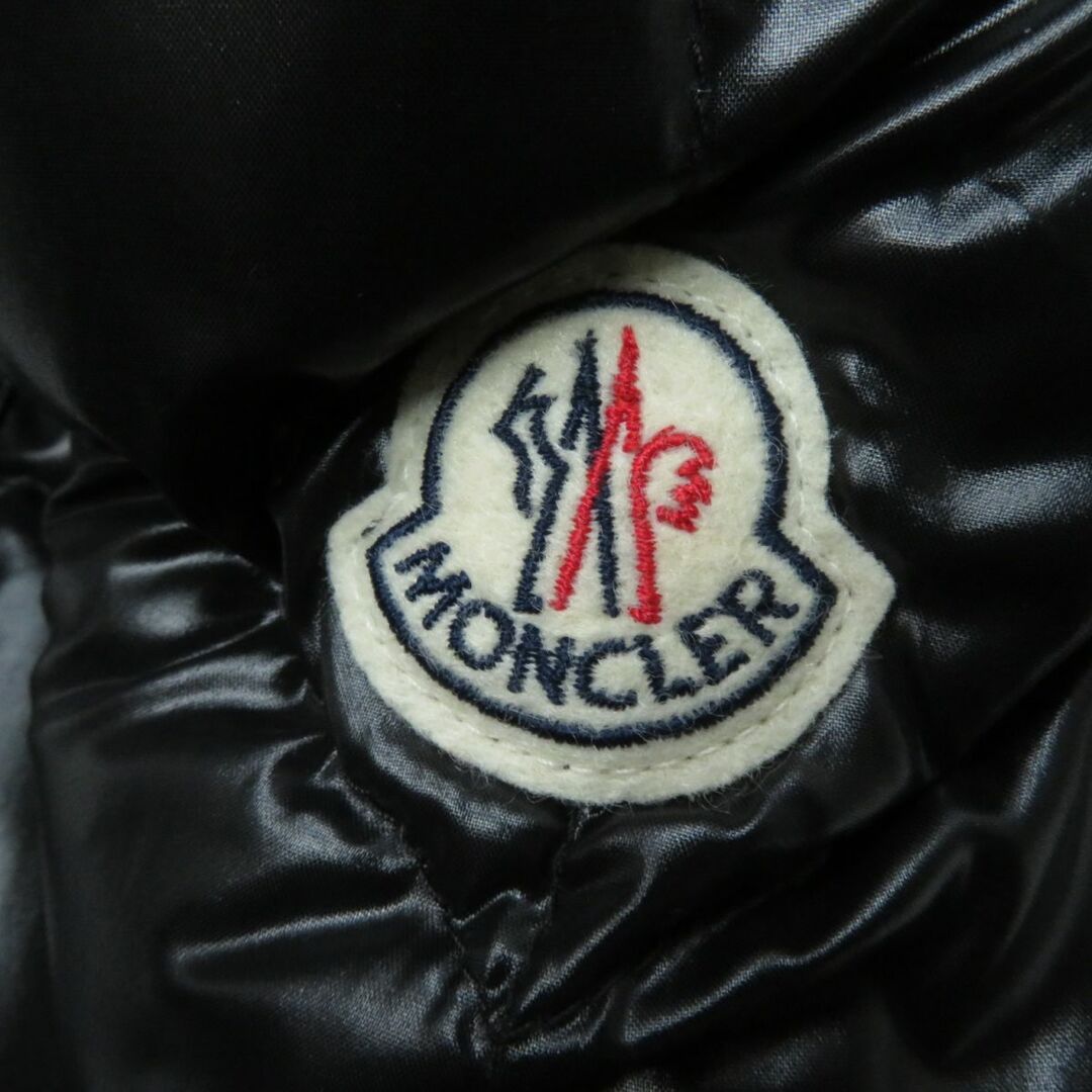 MONCLER(モンクレール)の極美品★MONCLER モンクレール AKEBIA アケビア ロゴワッペン・フード付 ZIP UP ダウンジャケット ブラック 黒 2 ハンガー・ガーメント付 レディースのジャケット/アウター(ダウンジャケット)の商品写真