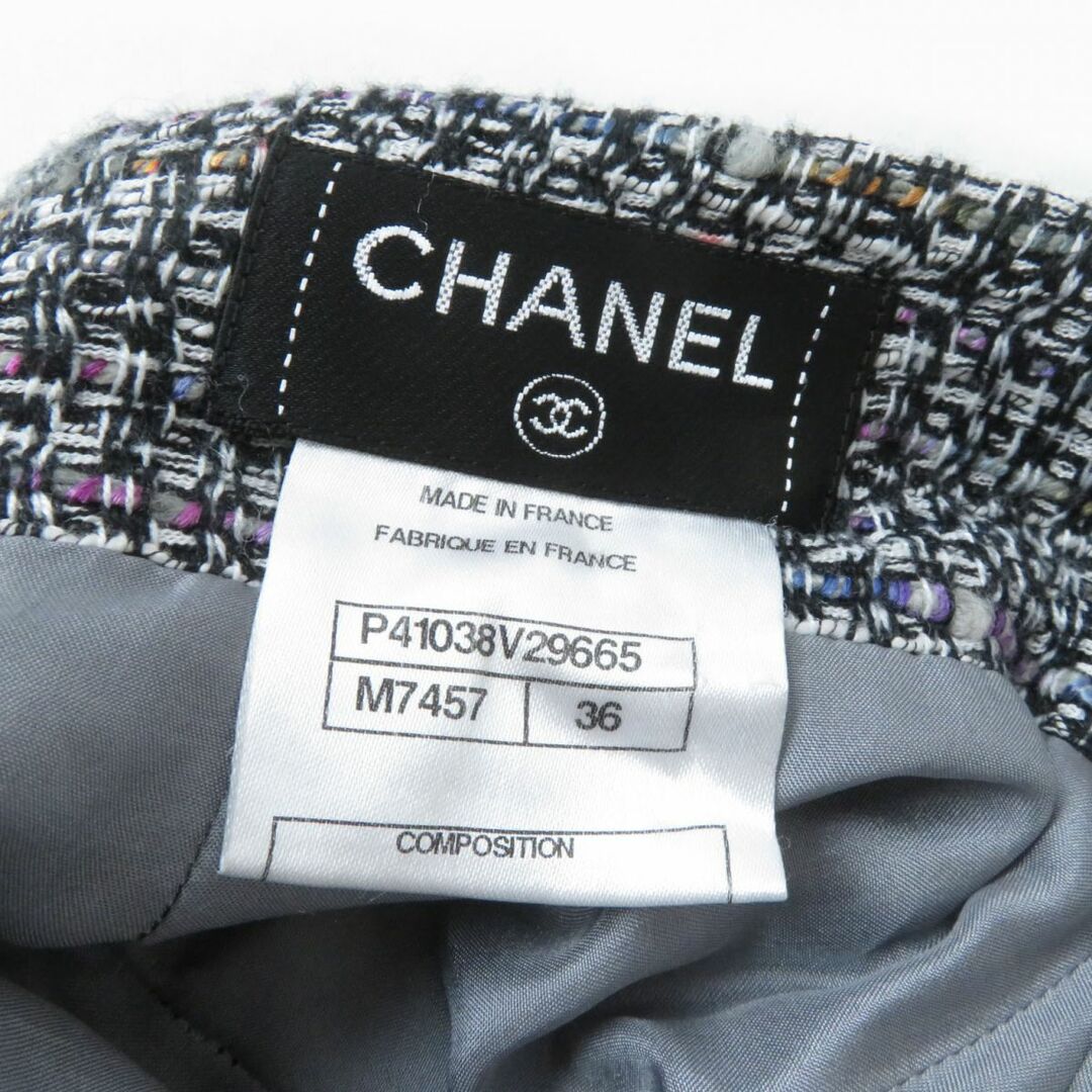 CHANEL(シャネル)の極美品★正規品 CHANEL シャネル P41038 ココプレート付き ラインストーン使い ひざ丈 シルク混 ツイード スカート マルチ 36 フランス製 レディースのスカート(ロングスカート)の商品写真