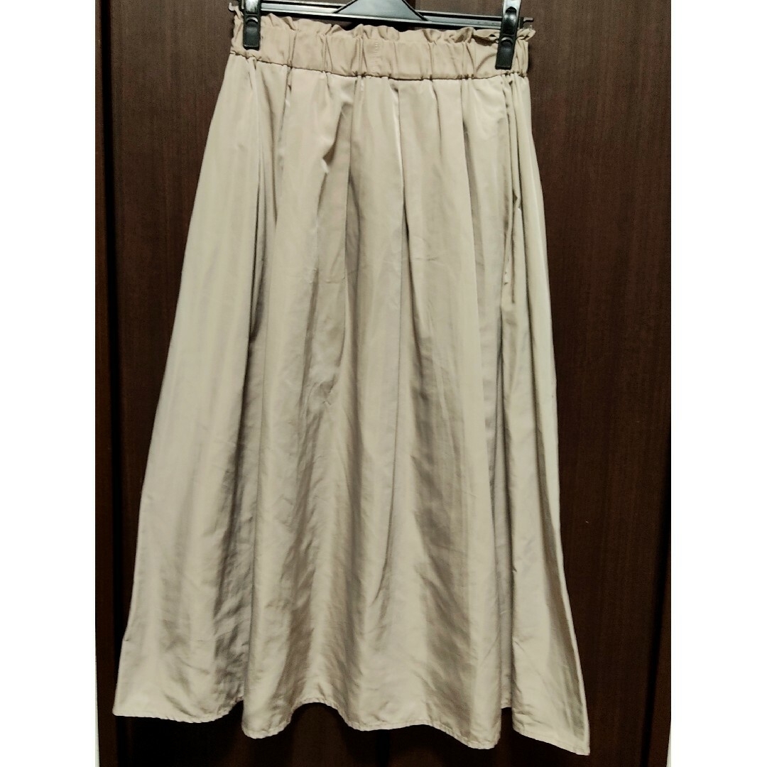 GU(ジーユー)のGU ジーユー ウエストゴム  タフタフレアミディスカート  ライトグレー レディースのスカート(ロングスカート)の商品写真