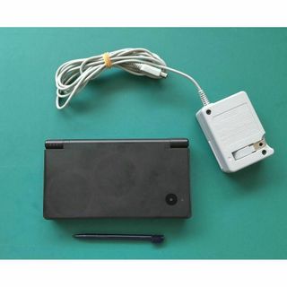 ニンテンドーDS(ニンテンドーDS)の【中古・良品】ニンテンドーDSiブラック 本体 ・充電器付き 30-1 4338(携帯用ゲーム機本体)