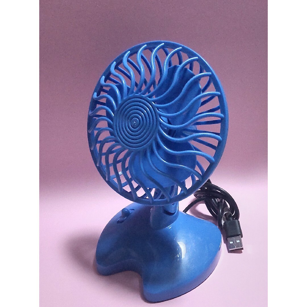 小型扇風機 スマホ/家電/カメラの冷暖房/空調(扇風機)の商品写真