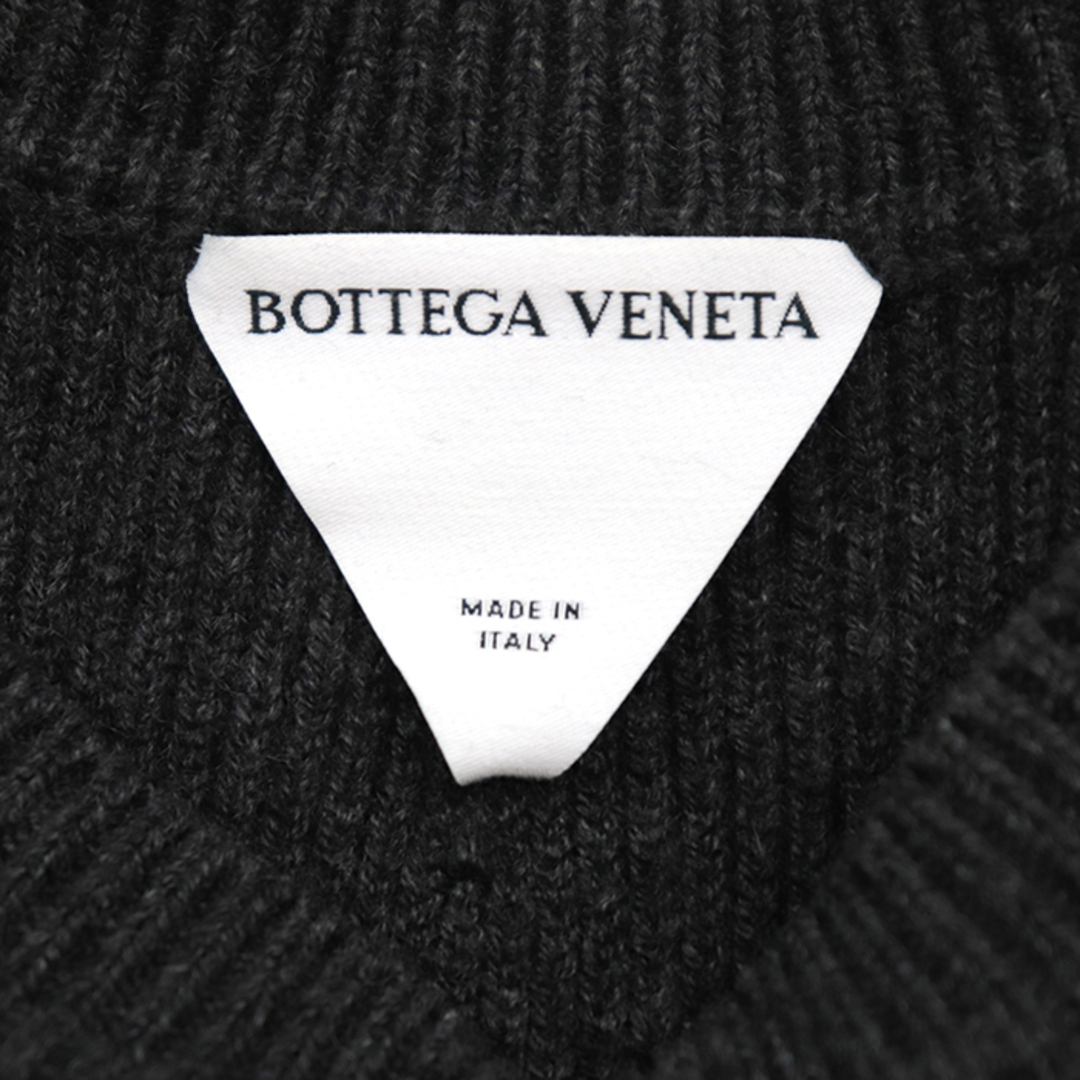 Bottega Veneta(ボッテガヴェネタ)の【未使用】ボッテガヴェネタ 2022年 クルーネックリブニット インターシャクロスセーター メンズ サイズ M チャコールグレー BOTTEGA VENETA メンズのトップス(ニット/セーター)の商品写真