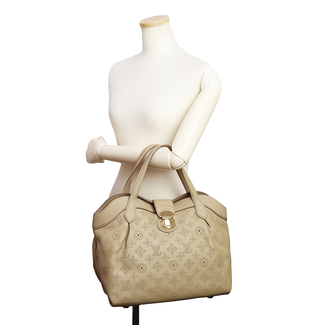 LOUIS VUITTON(ルイヴィトン)のルイ ヴィトン シールス PM ハンドバッグ モノグラムマヒナ レザー オパール ベージュ ゴールド金具 M93818 LOUIS VUITTON（未使用保管品） レディースのバッグ(ハンドバッグ)の商品写真