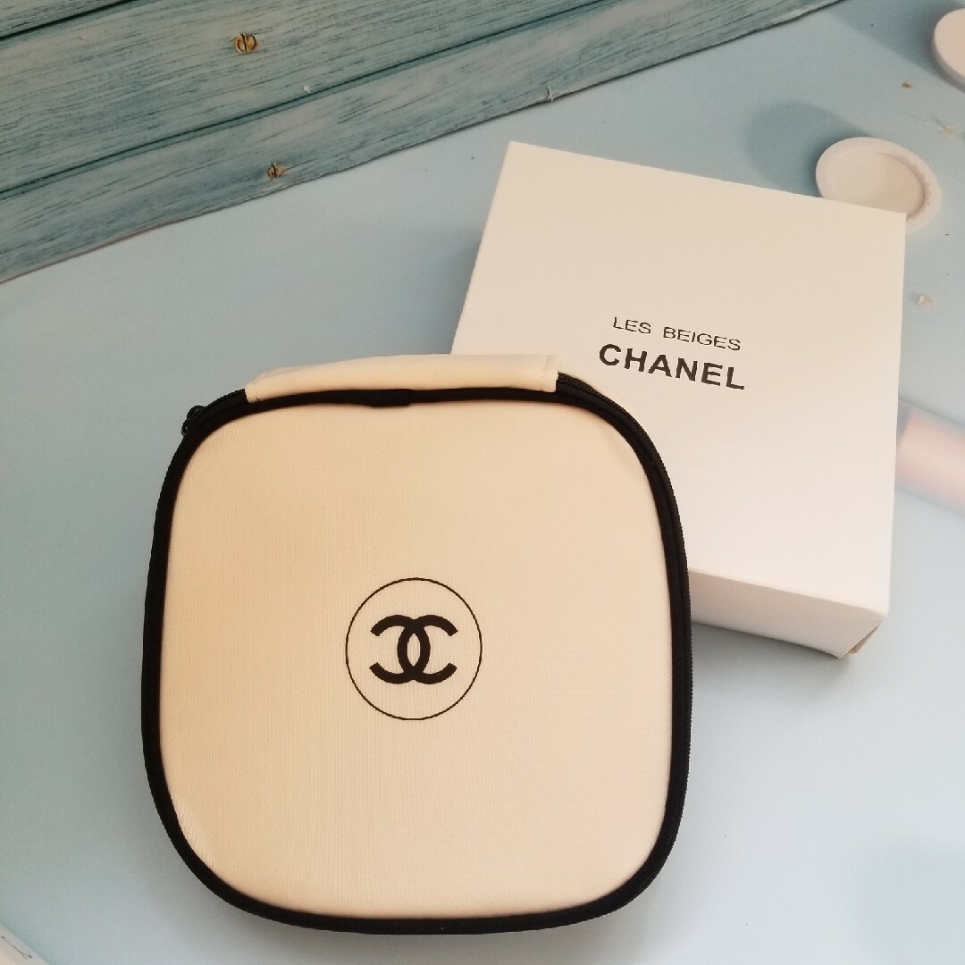 CHANEL(シャネル)の【新品】CHANEL シャネル ポーチ ホワイト スクエア  ノベルティ レディースのファッション小物(ポーチ)の商品写真