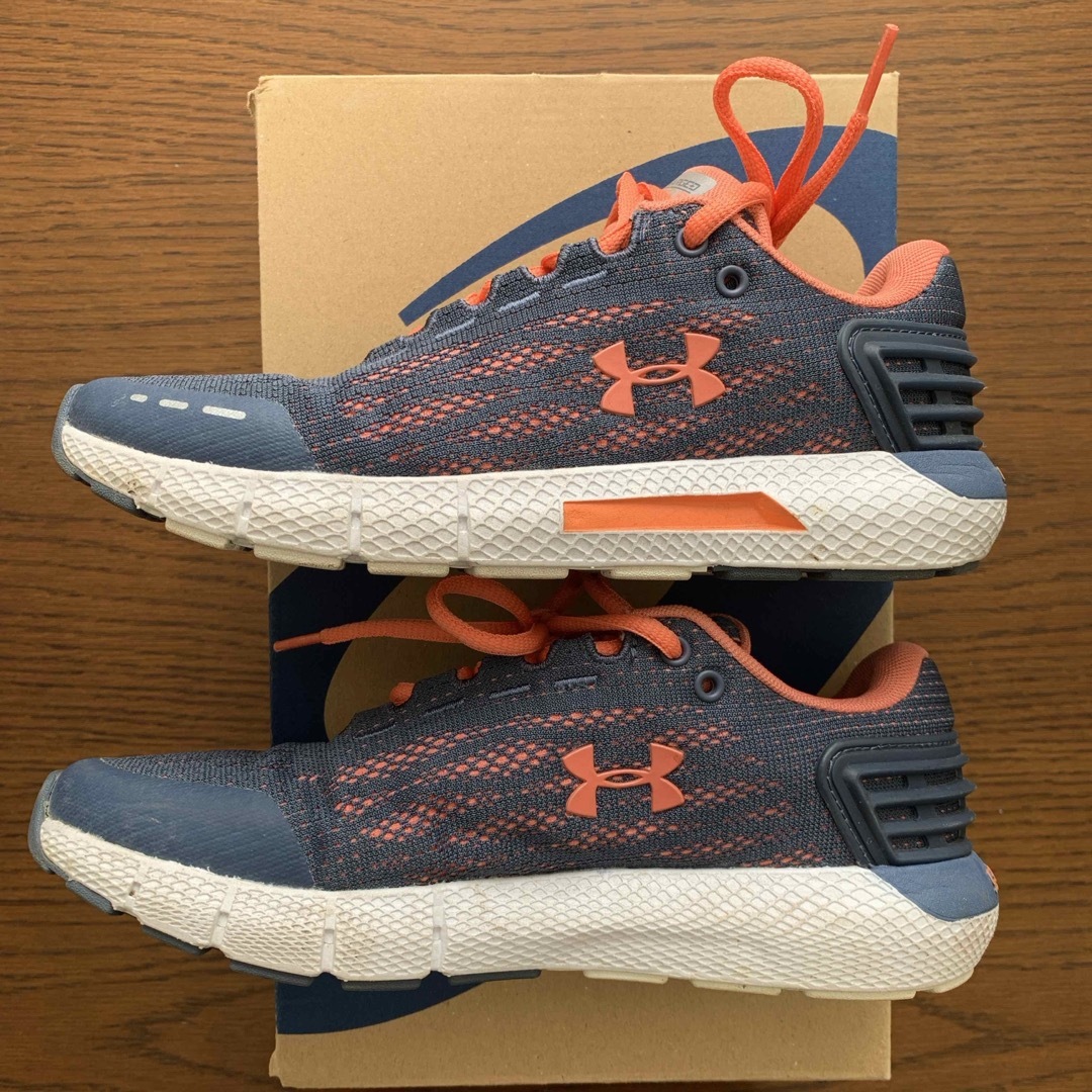 UNDER ARMOUR(アンダーアーマー)の23㎝ スニーカー UNDERARMOUR 中古 レディースの靴/シューズ(スニーカー)の商品写真