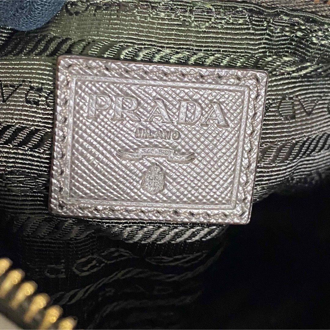 PRADA(プラダ)のPRADAプラダ モスグリーン トート ポーチ 裏地 総柄 レディースのファッション小物(ポーチ)の商品写真