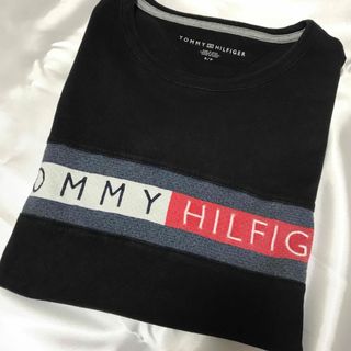 トミーヒルフィガー(TOMMY HILFIGER)の古着　トミーヒルフィガー　Tシャツ　黒　Sサイズ(Tシャツ/カットソー(半袖/袖なし))