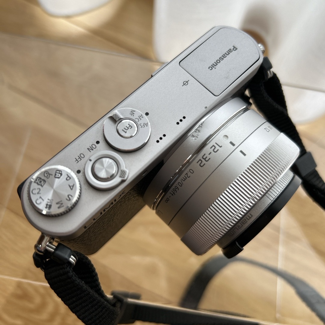 Panasonic(パナソニック)のPanasonic デジタル一眼カメラ DMC-GM1K-S 傷あり スマホ/家電/カメラのカメラ(ミラーレス一眼)の商品写真