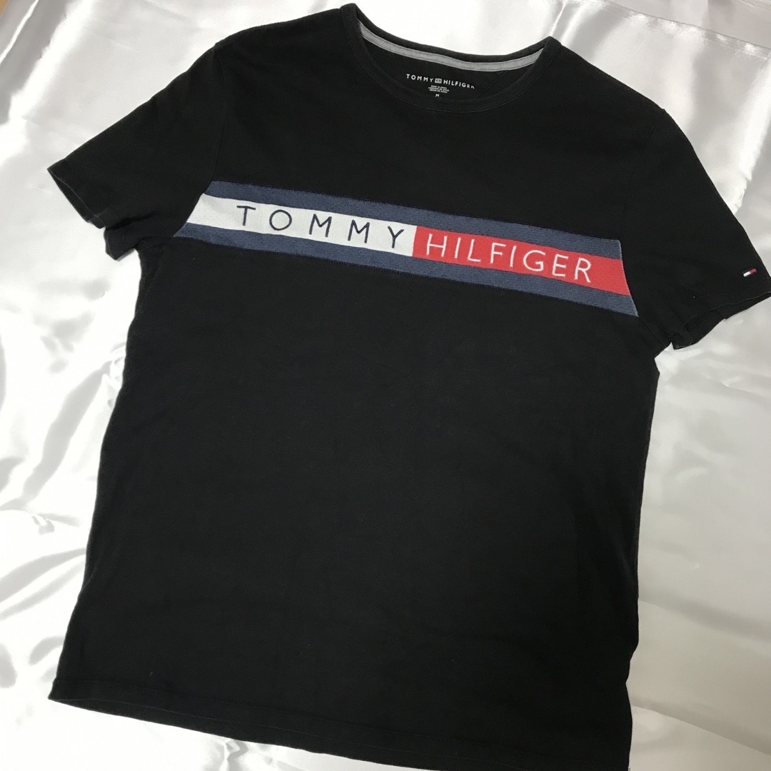 TOMMY HILFIGER(トミーヒルフィガー)の古着　トミーヒルフィガー　Tシャツ　黒　Mサイズ メンズのトップス(Tシャツ/カットソー(半袖/袖なし))の商品写真