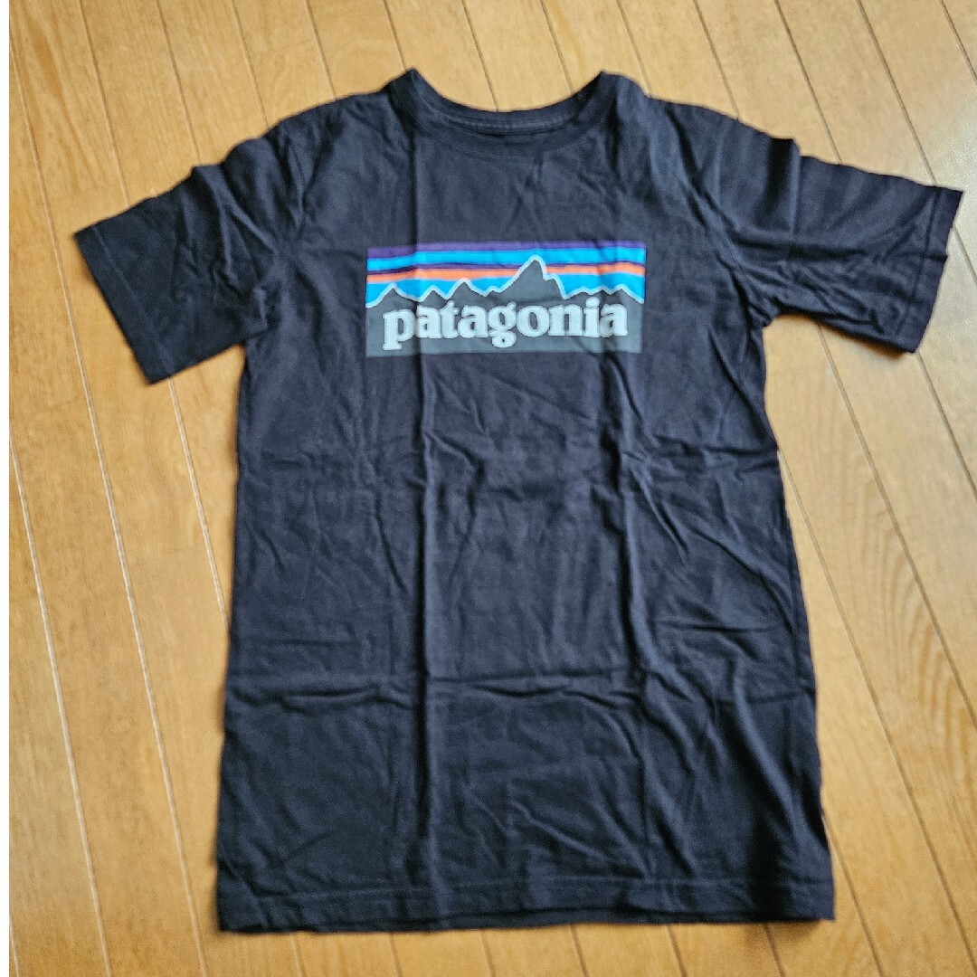 patagonia(パタゴニア)のpatagoniaキッズ半袖Tシャツ黒 キッズ/ベビー/マタニティのキッズ服男の子用(90cm~)(Tシャツ/カットソー)の商品写真