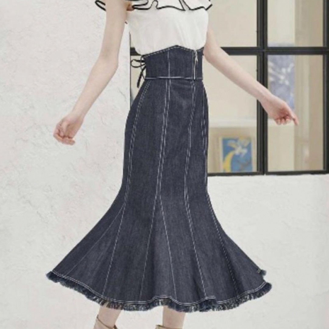 And Couture(アンドクチュール)のアンドクチュール　コルセットベルト付きフリンジデニムスカート レディースのスカート(ロングスカート)の商品写真