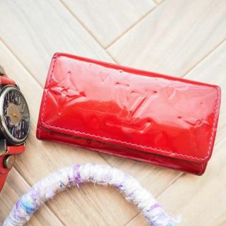 ルイヴィトン(LOUIS VUITTON)のルイ・ヴィトン モノグラム ヴェルニ ミュルティクレ4 4連｜レッド(キーケース)