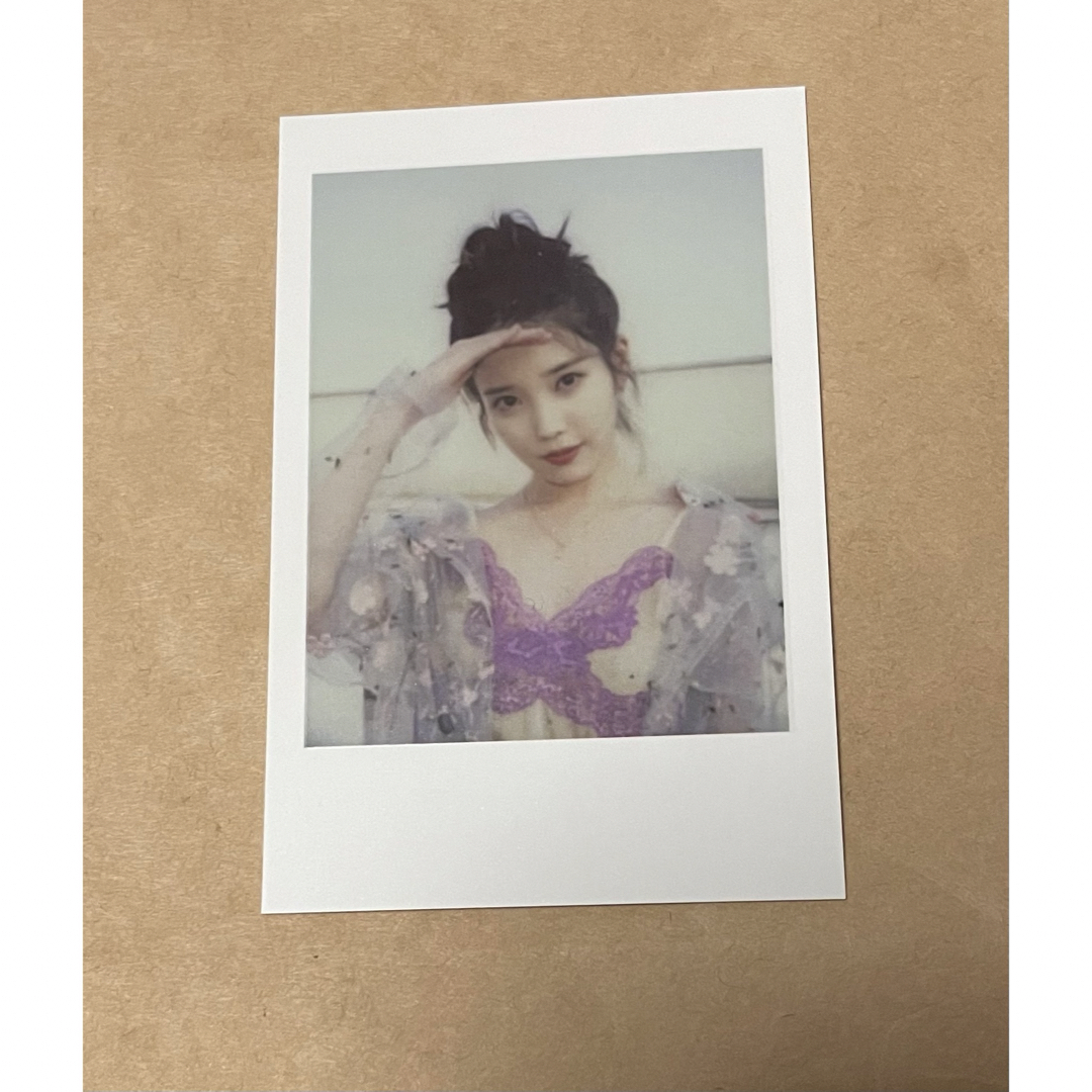 iu シーズングリーティング 2022年 ポラロイド チェキ 1枚 エンタメ/ホビーのCD(K-POP/アジア)の商品写真