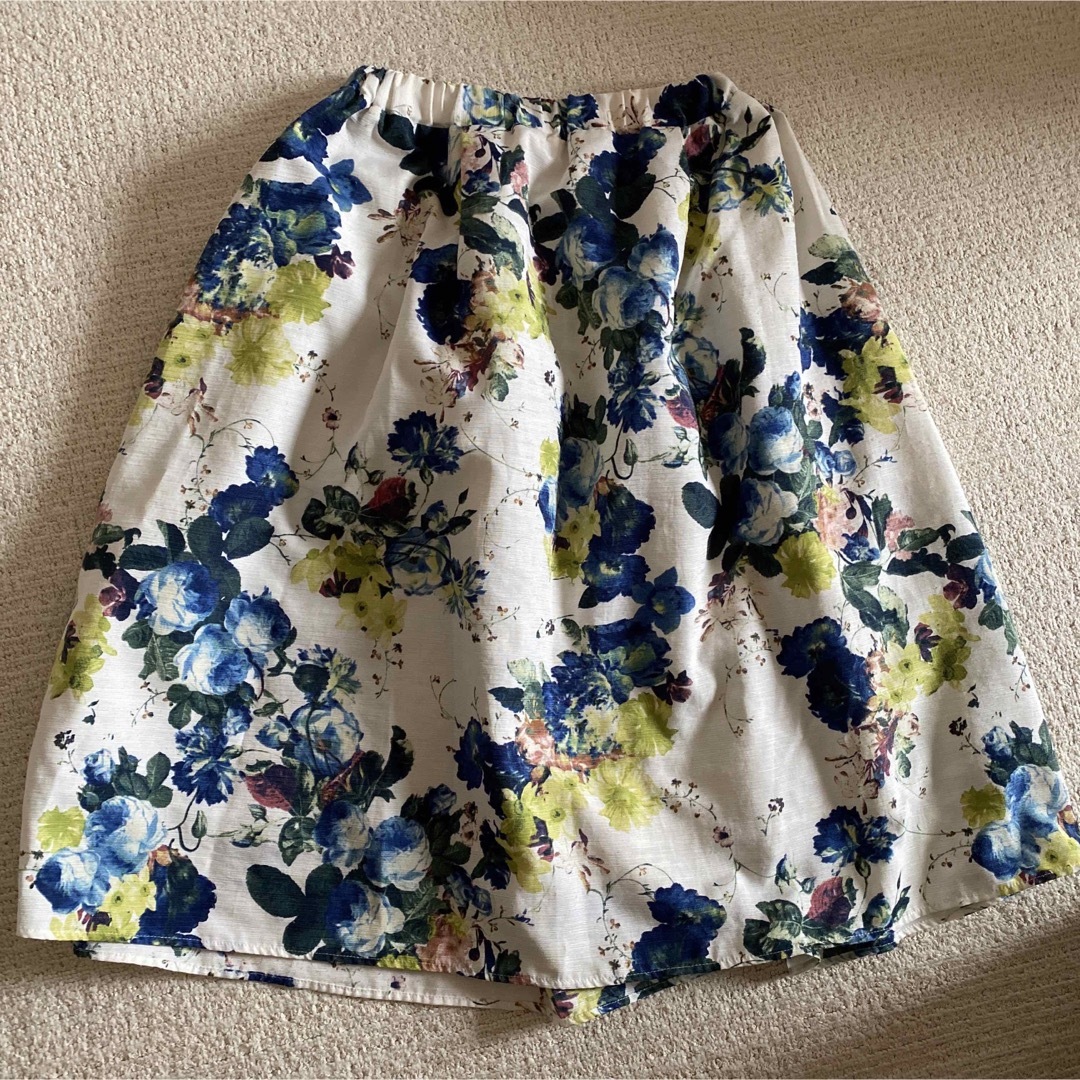 FLEUR de KALINA(フレールドゥカリーナ)の花柄スカート　緑　白　黄緑　青　フラワー レディースのスカート(ひざ丈スカート)の商品写真