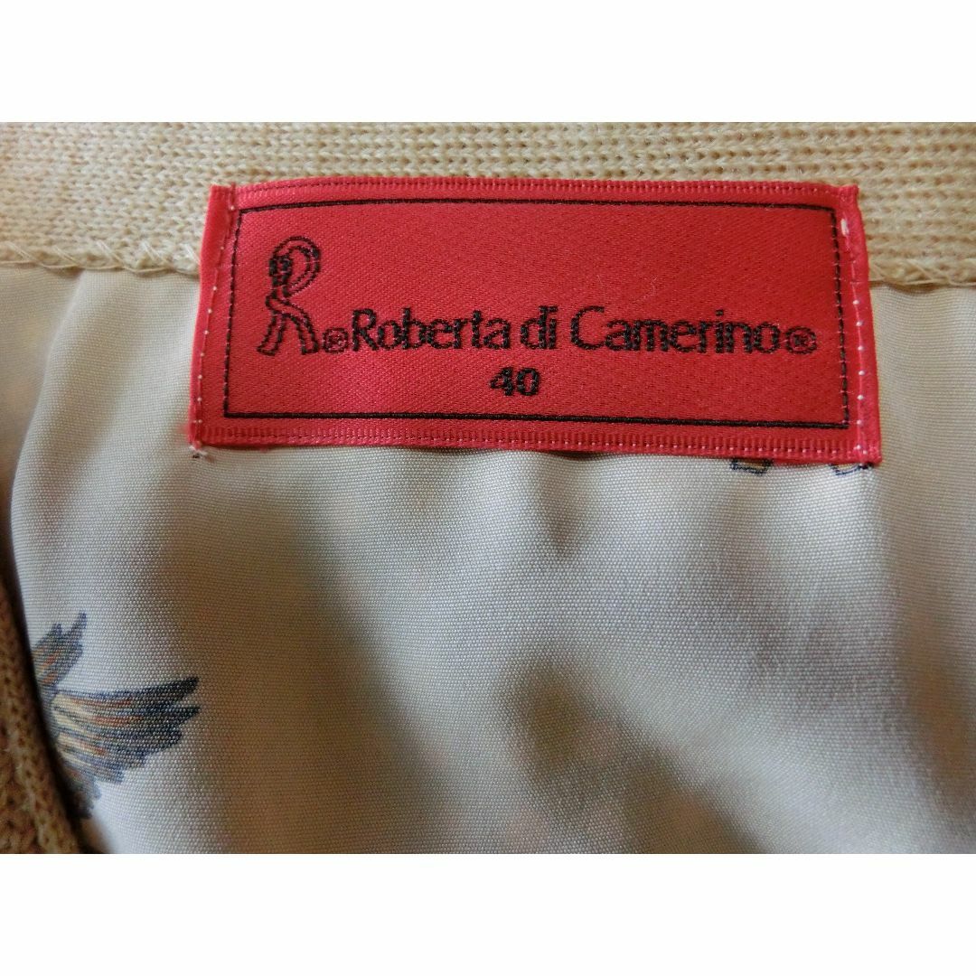 ROBERTA DI CAMERINO(ロベルタディカメリーノ)のロベルタ　のベージュ地ペガサス柄ポロシャツ＋ニットベスト レディースのトップス(ベスト/ジレ)の商品写真