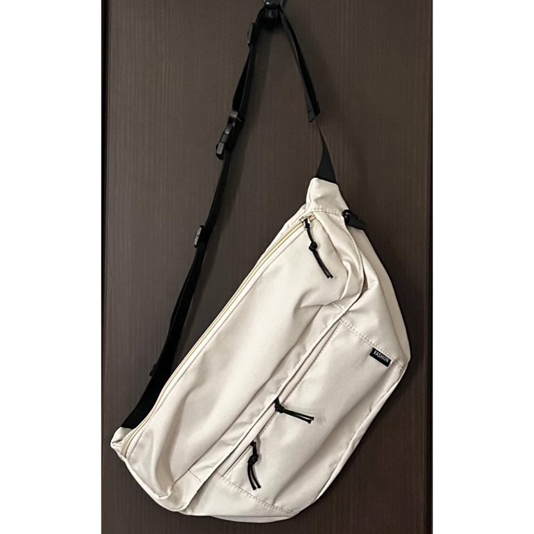 ボディバッグ　ホワイト　ユニセックス　大容量　軽量　斜めがけ　ワンショルダー　 メンズのバッグ(ボディーバッグ)の商品写真
