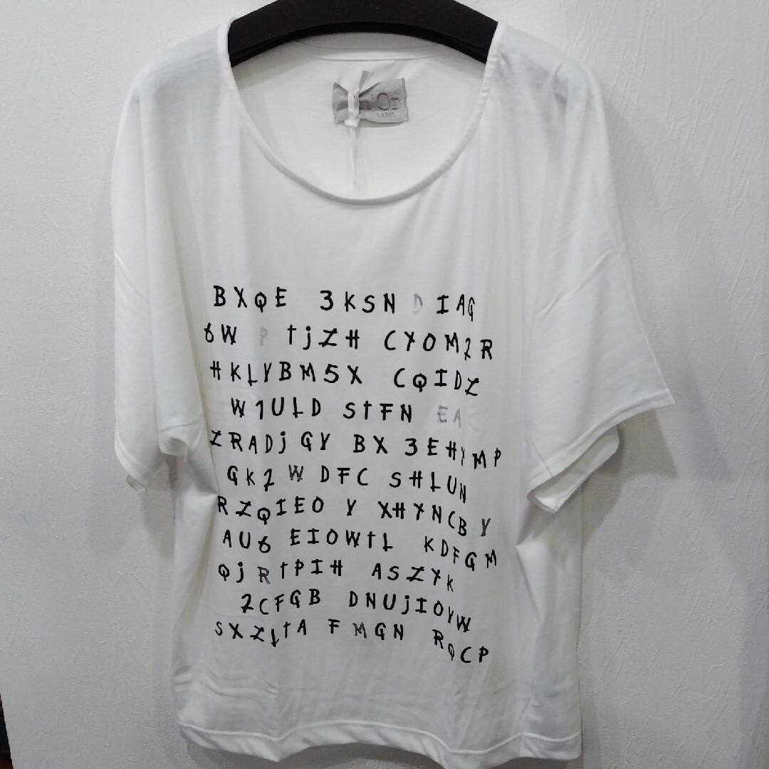 osharewalker(オシャレウォーカー)の新品・n’Or（オシャレウォーカー）・英字箔プリントTシャツLL~3L レディースのトップス(Tシャツ(半袖/袖なし))の商品写真