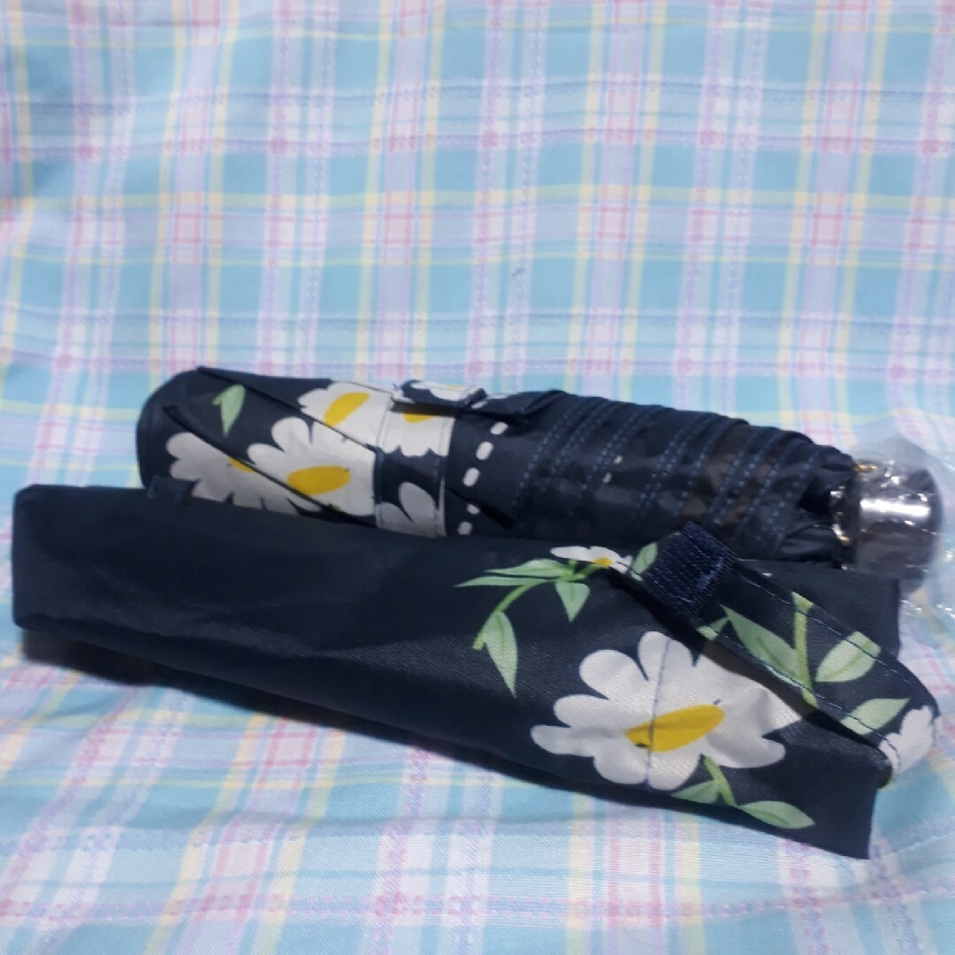 晴雨兼用折り畳み傘　アテイン　ブラックコーティング　マーガレット　花柄 レディースのファッション小物(傘)の商品写真