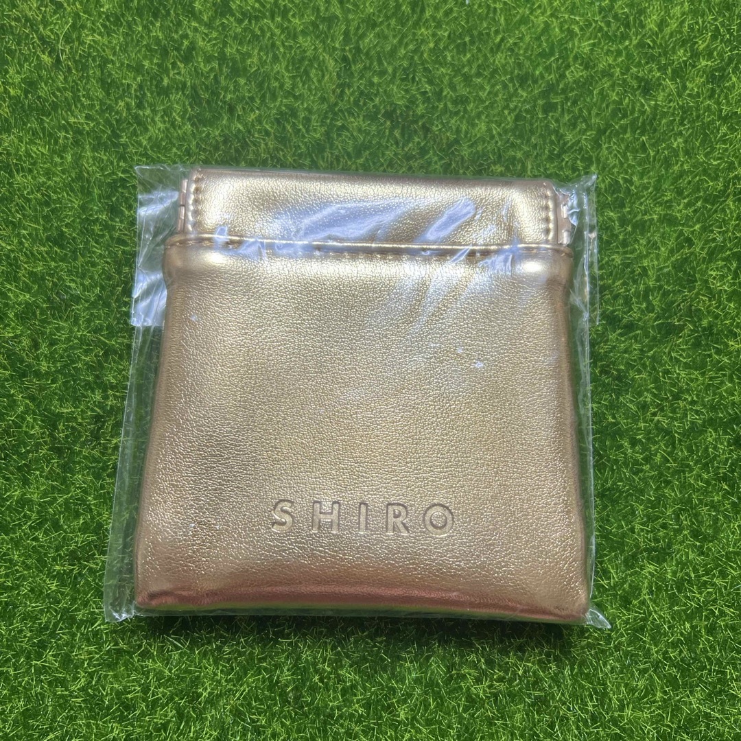 shiro(シロ)のSHIRO ノベルティ　ゴールド　フラットケース レディースのファッション小物(ポーチ)の商品写真