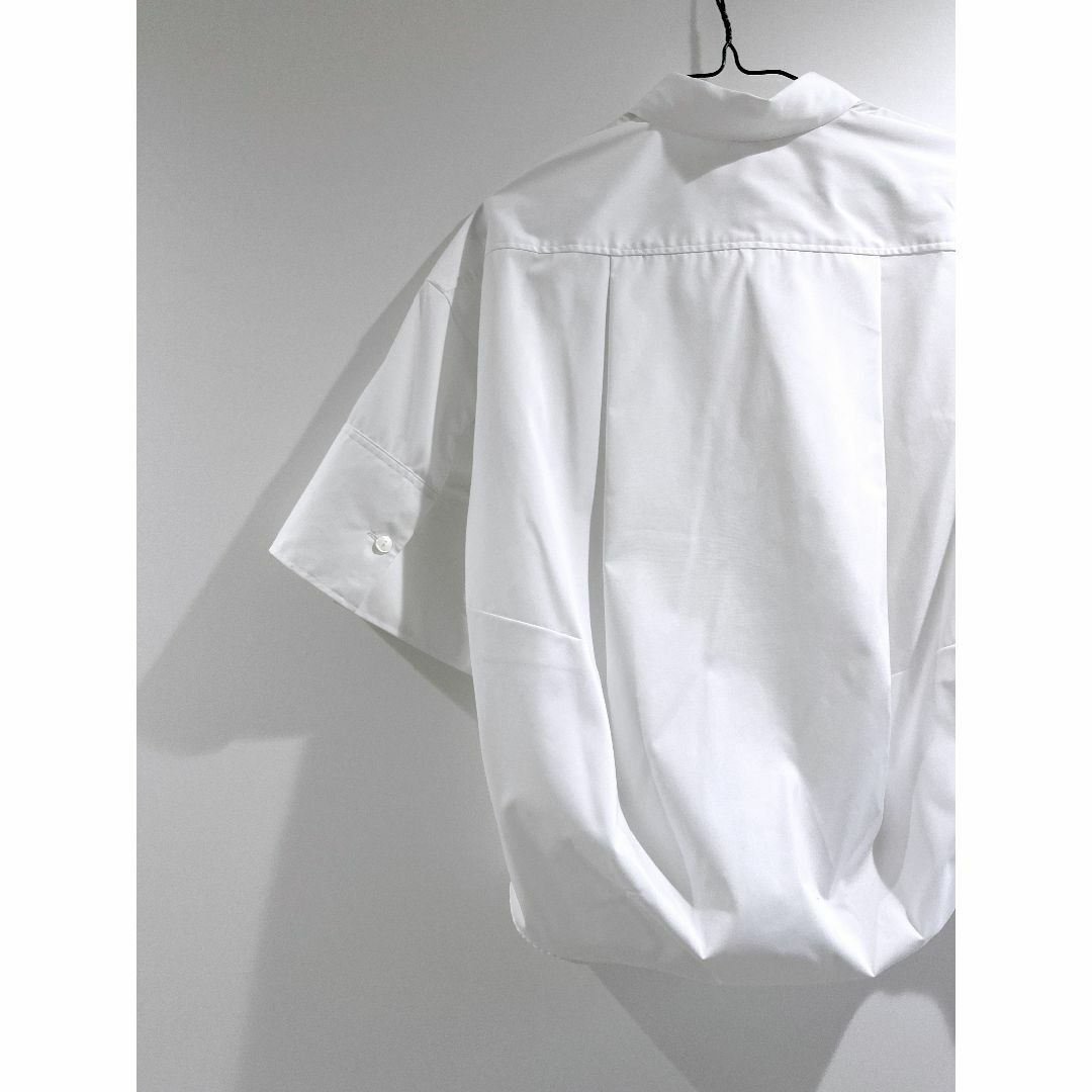 ENFOLD(エンフォルド)の23SS 新品 ENFOLD  CUBE SHIRT　白 レディースのトップス(シャツ/ブラウス(半袖/袖なし))の商品写真