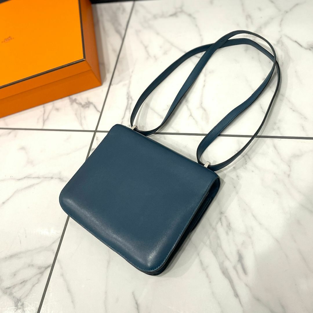 Hermes(エルメス)のエルメス コンスタンス18 ボックスカーフ ブルー レディースのバッグ(ショルダーバッグ)の商品写真